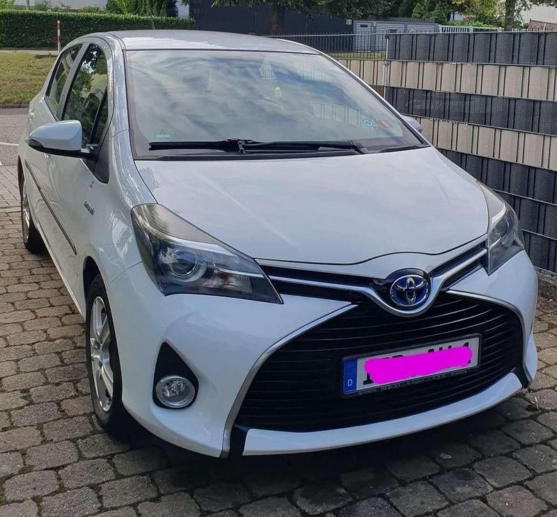 Weiß Gebraucht 2014 Toyota Yaris Hybrid Design Limousine | 11.000 € (Etwas zu teuer) - Bild 1/4