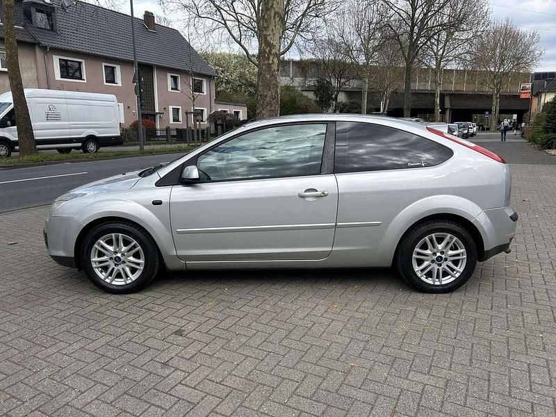 Gebraucht Ford Focus Style 125 PS (91 kW) 2007 Polarsilber metallic Kleinwagen
