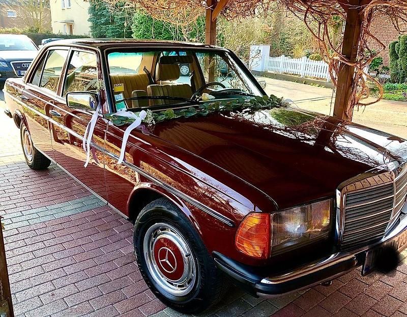 Gebraucht Mercedes E230 136 PS (100 kW) 1983 Rot Limousine