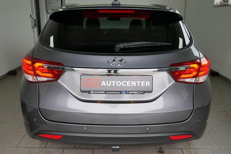 Gebraucht Hyundai i40 Premium 141 PS (103 kW) 2016 Silber Kombi