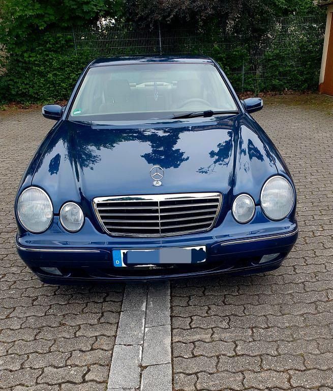 Blau Gebraucht 2000 Mercedes E240 Elegance Limousine | 7.150 € (Teuer) - Bild 1/4
