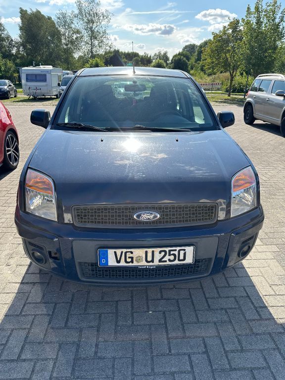 Blau Gebraucht 2010 Ford Fusion Trend Limousine | 2.600 € (Fairer Preis) - Bild 1/4