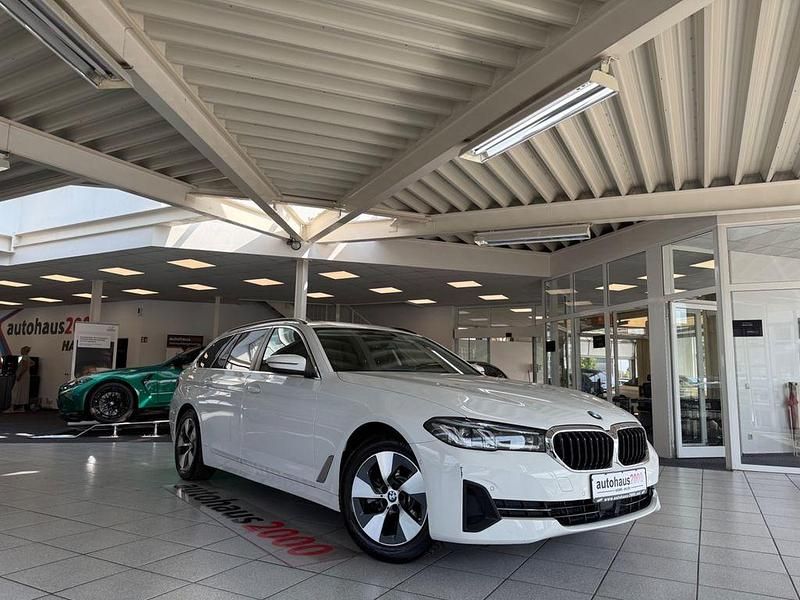 Weiß Gebraucht 2023 BMW 520 Sport Line Kombi | 31.950 € (Superpreis) - Bild 1/4