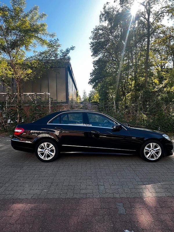Gebraucht Mercedes E200 Avantgarde 136 PS (100 kW) 2010 Schwarz Limousine