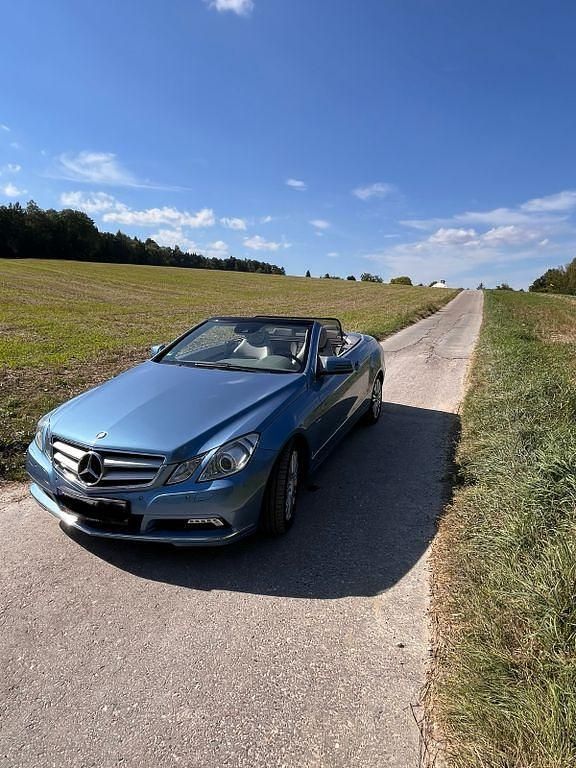 Gebraucht Mercedes E250 Avantgarde 204 PS (150 kW) 2010 Blau Cabrio