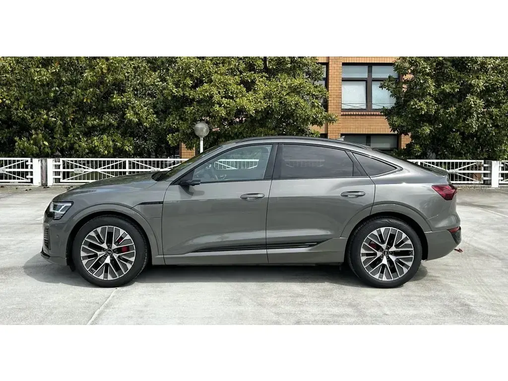 Gebraucht Audi Q8 Sportback e-tron Comfort 300 kW (408 PS) 2023 Chronosgrau (metallic) SUV
