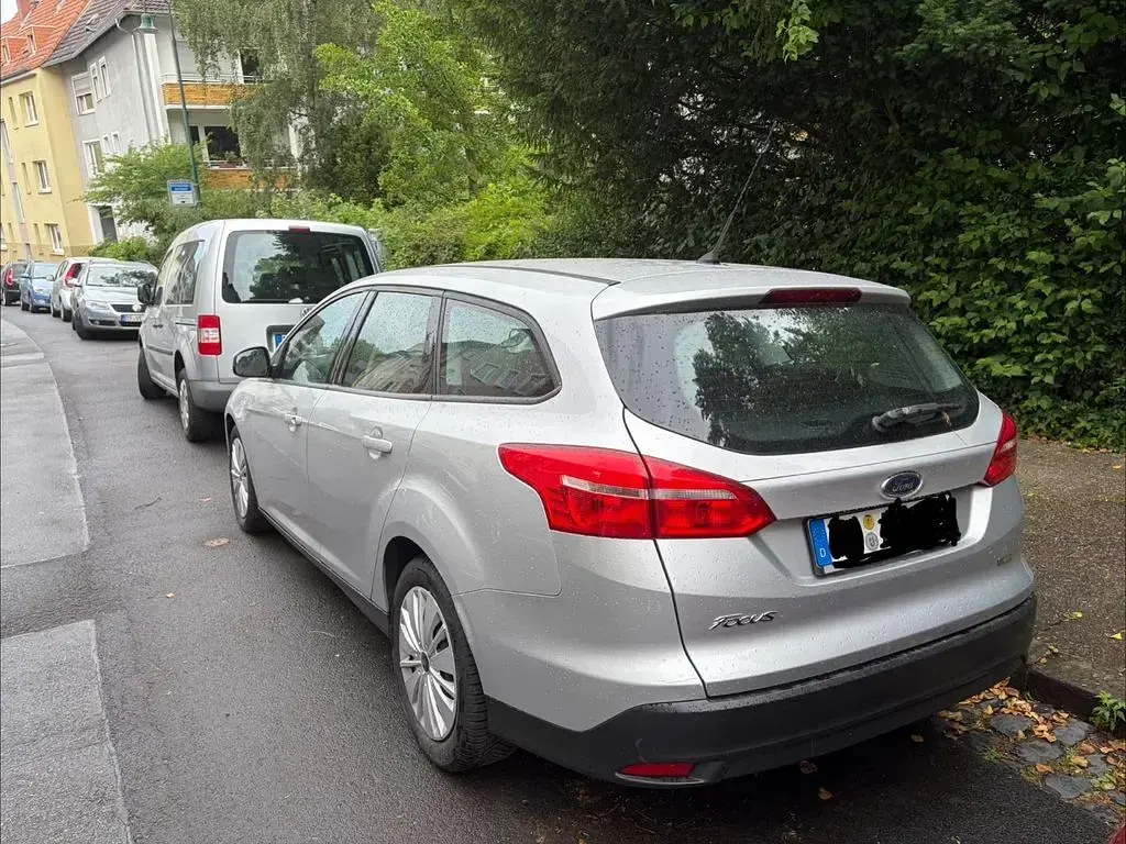 Gebraucht Ford Focus Trend 101 PS (74 kW) 2017 Silber Limousine