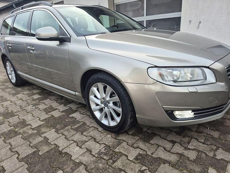 Gebraucht Volvo V70 Summum 181 PS (133 kW) 2015 Beige Kombi