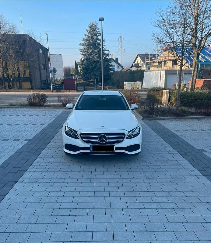 Gebraucht Mercedes E220 194 PS (142 kW) 2017 Weiß Limousine