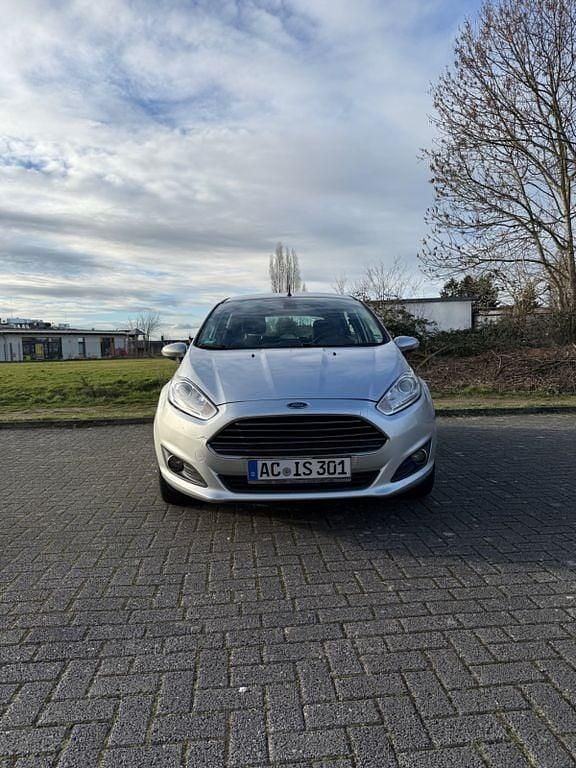Gebraucht Ford Fiesta Ambiente 75 PS (55 kW) 2014 Silber Kleinwagen