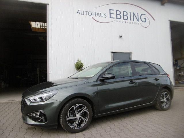 Grau Gebraucht 2022 Hyundai i30 Edition 30 Limousine | 16.990 € (Etwas zu teuer) - Bild 1/4