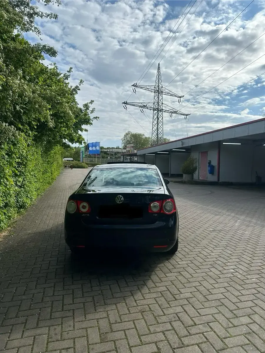Gebraucht VW Jetta 105 PS (77 kW) 2008 Schwarz Limousine