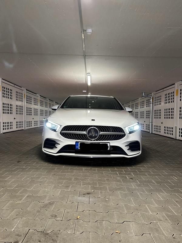Weiß Gebraucht 2018 Mercedes A200 AMG line Kleinwagen | 20.400 € (Guter Preis) - Bild 1/4