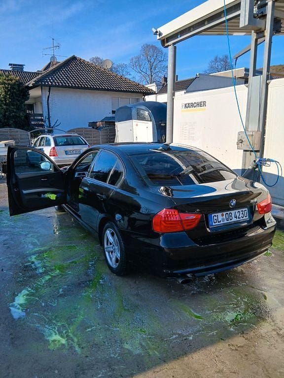 Gebraucht BMW 318 143 PS (105 kW) 2010 Schwarz Limousine