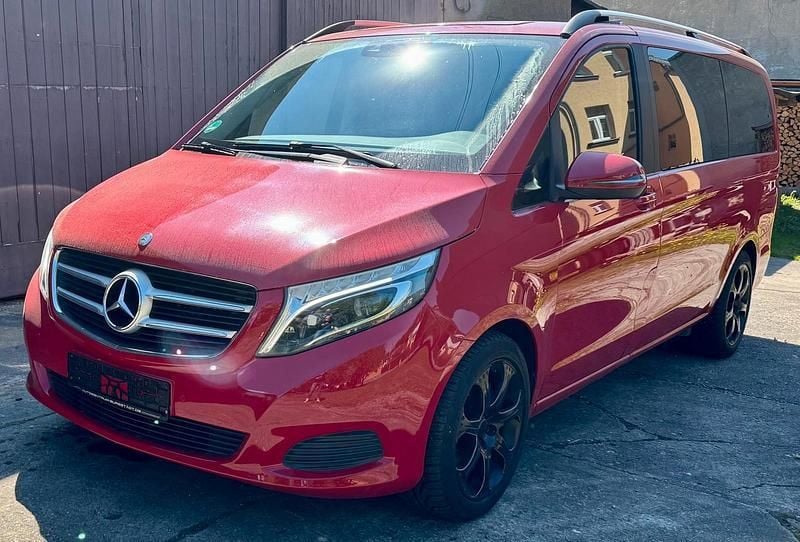 Rot Gebraucht 2017 Mercedes V220 Van / Kleinbus | 33.000 € (Superpreis) - Bild 1/4