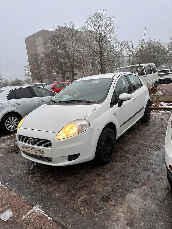 Gebraucht Fiat Punto 70 PS (51 kW) 2011 Weiß Kleinwagen