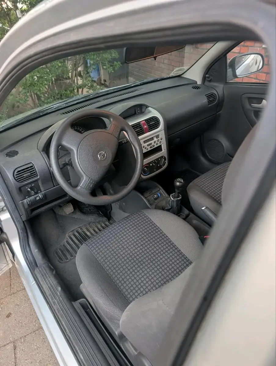 Używany Opel Corsa 60 KM (44 kW) 2003 Srebrny Hatchback