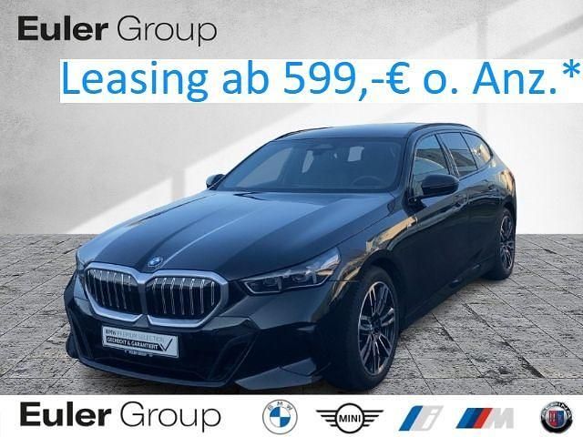 Black sapphire metallic Gebraucht 2024 BMW 520 M Sport Kombi | 50.490 € (Superpreis) - Bild 1/4