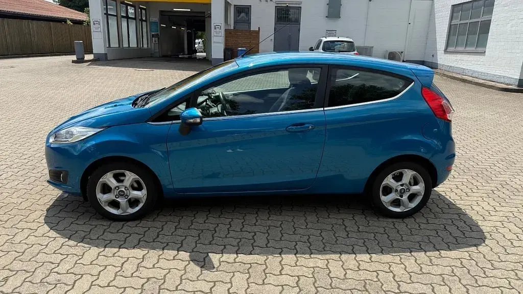Gebraucht Ford Fiesta Titanium 101 PS (74 kW) 2013 Blau Limousine