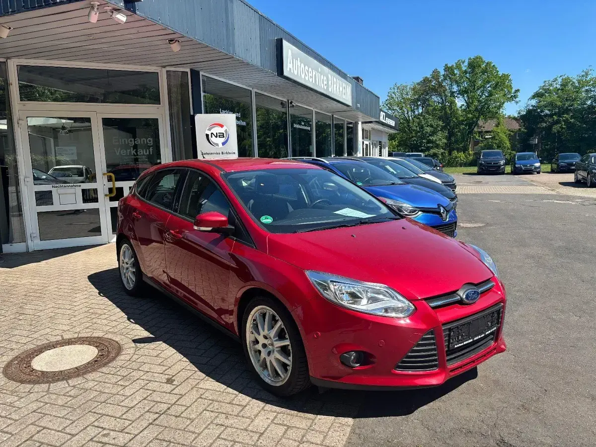 Gebraucht Ford Focus Champions Edition 101 PS (74 kW) 2013 Rot Limousine