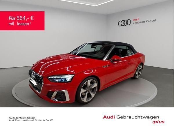 Rot (progressivrot metallic verdeck schwarz) Gebraucht 2024 Audi A5 Cabriolet S-Line Cabrio | 49.991 € (Fairer Preis) - Bild 1/3