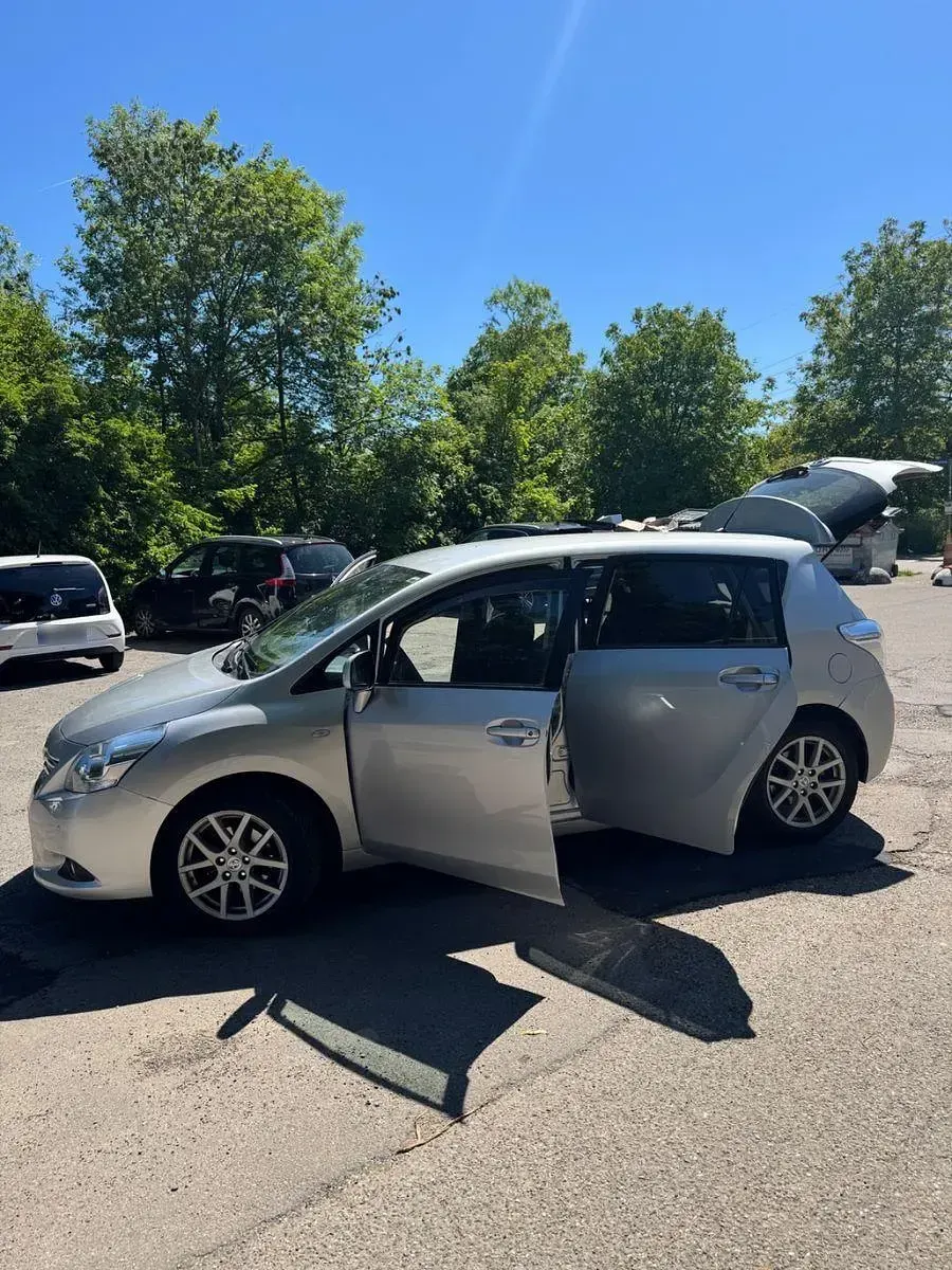 Gebraucht Toyota Verso 126 PS (92 kW) 2012 Grau Van / Kleinbus