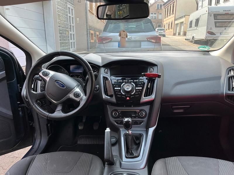 Gebraucht Ford Focus Titanium 120 PS (88 kW) 2014 Blau Limousine