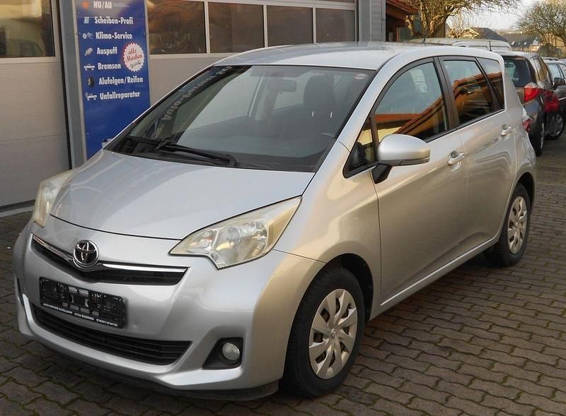 Silber Gebraucht 2012 Toyota Verso-S Comfort Van / Kleinbus | 8.650 € (Fairer Preis) - Bild 1/4