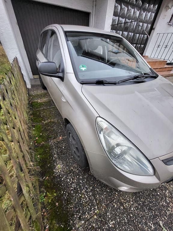 Gebraucht Hyundai i20 Edition 77 PS (56 kW) 2011 Gold Kleinwagen