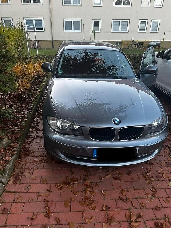 Grau Gebraucht 2010 BMW 116 Kleinwagen | 4.700 € (Fairer Preis) - Bild 1/4
