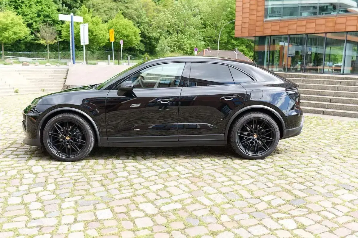 Second-hand Porsche Macan 4 Electric 300 kW (408 CP) 2024 Negru SUV