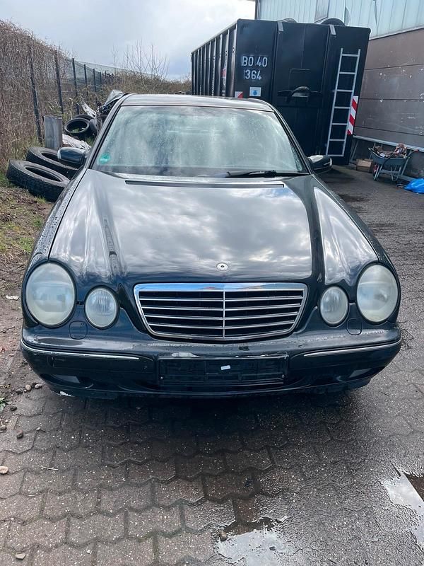 Gebraucht Mercedes E270 170 PS (125 kW) 2001 Schwarz Limousine