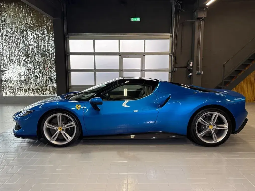 Second-hand Ferrari 296 829 CP (609 kW) 2022 Albastru Cabrio