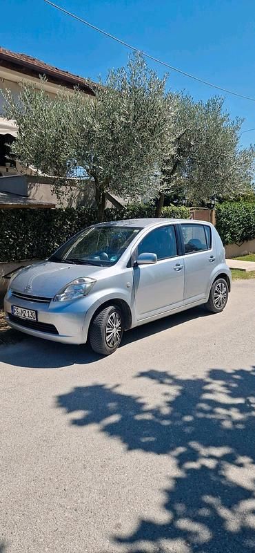 Silber Gebraucht 2006 Daihatsu Sirion Kleinwagen | 1.200 € (Superpreis) - Bild 1/4