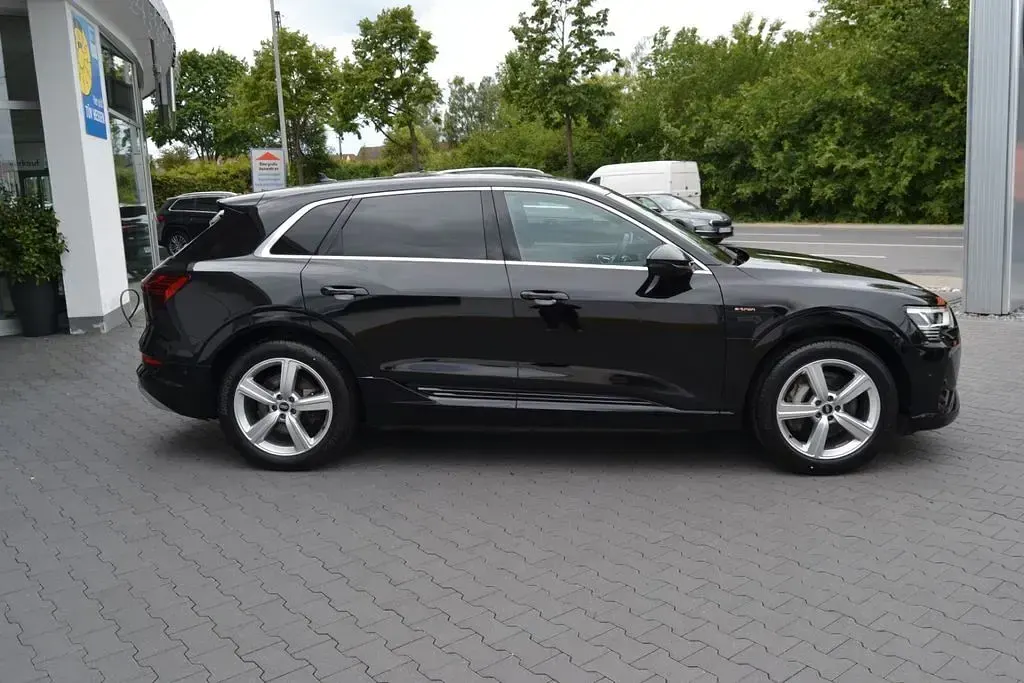 Second-hand Audi e-tron S-Line 300 kW (408 CP) 2023 Negru SUV