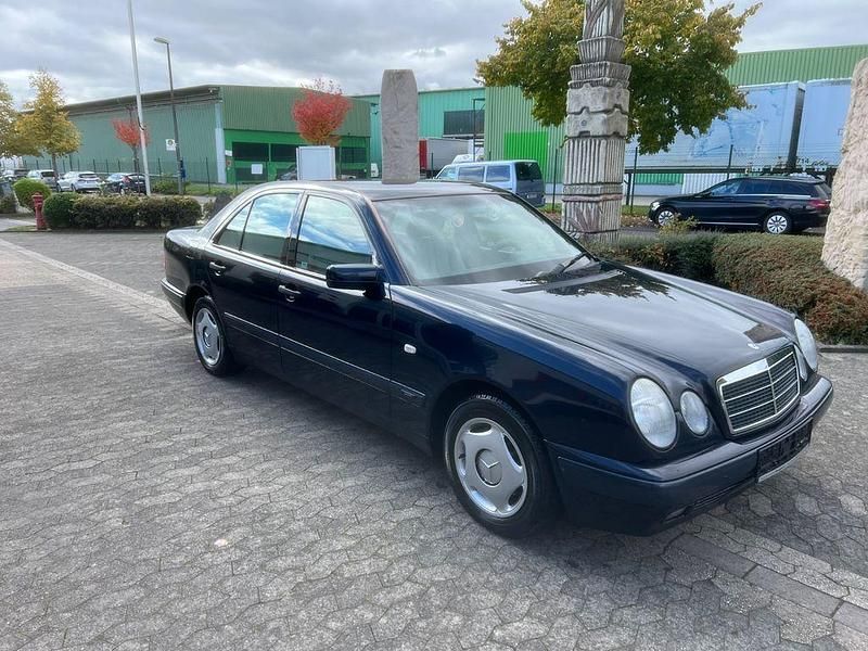 Gebraucht Mercedes E220 Elegance 95 PS (69 kW) 1997 Blau Limousine