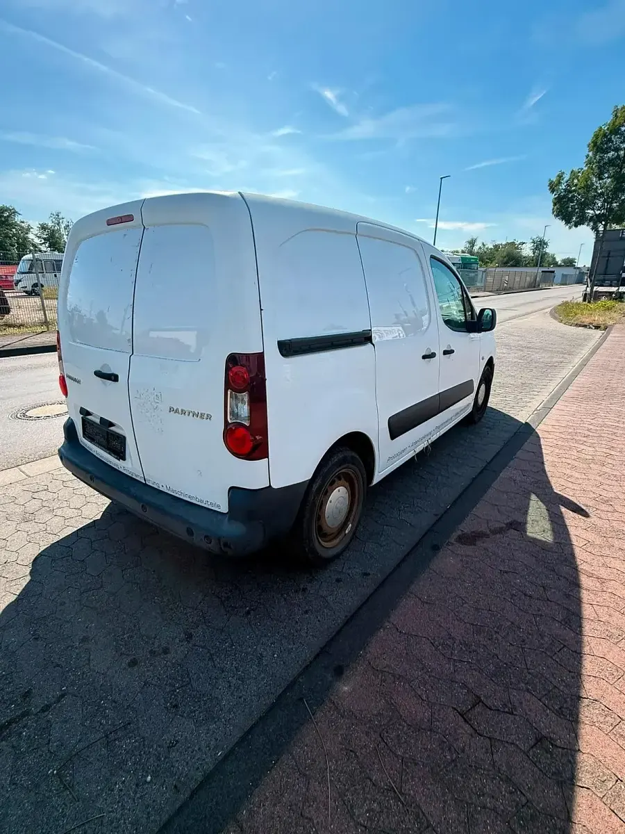 Gebraucht Peugeot Partner 98 PS (72 kW) 2013 Weiß Van / Kleinbus