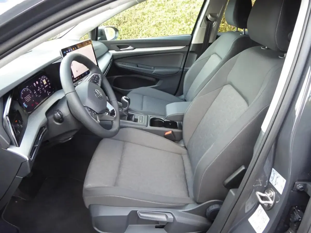 Gebraucht VW Golf VIII Life 116 PS (85 kW) 2025 Grau Limousine