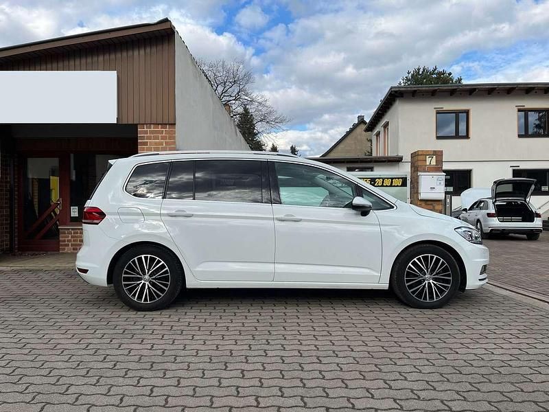 Pure white Gebraucht 2016 VW Touran Highline Van / Kleinbus | 19.985 € (Fairer Preis) - Bild 1/4