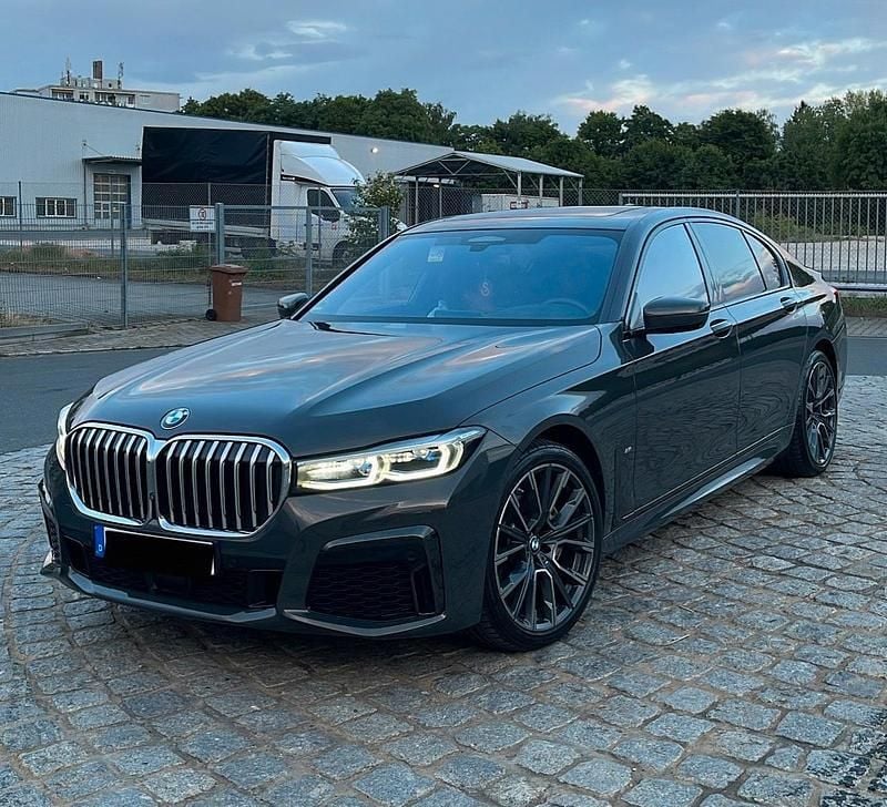 Grau Gebraucht 2020 BMW 730 M Sport Limousine | 57.000 € (Teuer) - Bild 1/4