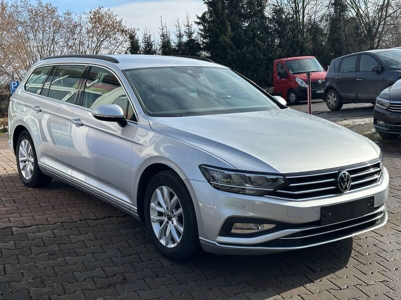 Reflexsilber metallic Gebraucht 2021 VW Passat Business Kombi | 17.099 € (Fairer Preis) - Bild 1/4