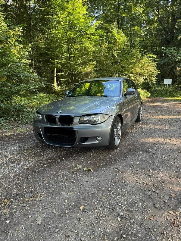 Grau Gebraucht 2011 BMW 116 M Sport Kleinwagen | 6.600 € (Fairer Preis) - Bild 1/4