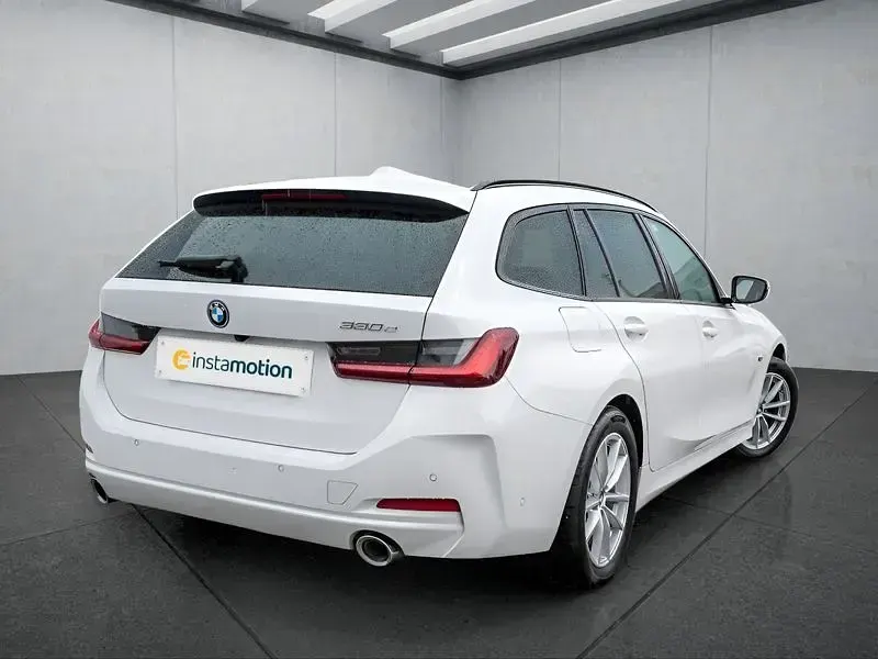 Gebraucht BMW 330e 292 PS (214 kW) 2023 Weiß Kombi