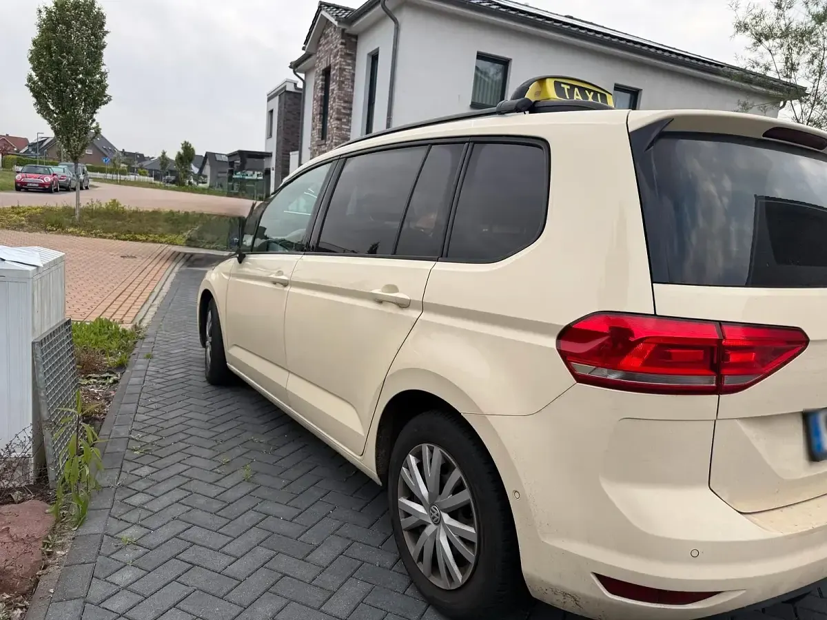 Gebraucht VW Touran 115 PS (84 kW) 2019 Gelb Van / Kleinbus