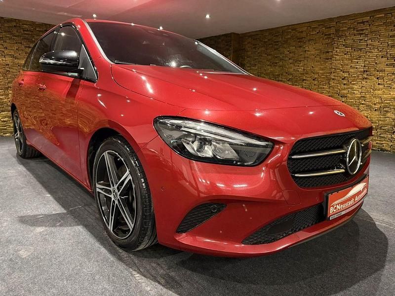 Gebraucht Mercedes B200 Night 150 PS (110 kW) 2021 Patagonienrot Van / Kleinbus