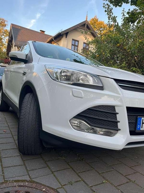 Gebraucht Ford Kuga Individual 150 PS (110 kW) 2015 Weiß SUV