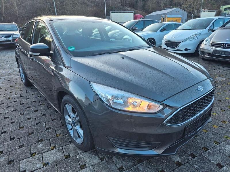 Gebraucht Ford Focus Ambiente 101 PS (74 kW) 2015 Grau Limousine