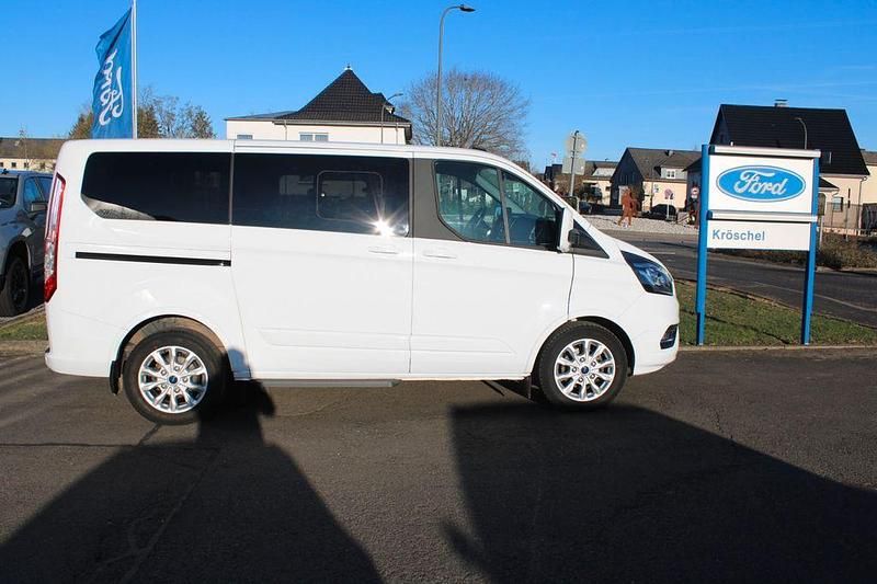 Gebraucht Ford Tourneo 170 PS (125 kW) 2023 Weiß Van / Kleinbus