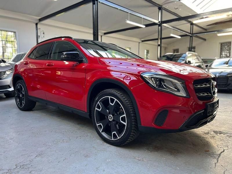 Rot Gebraucht 2019 Mercedes GLA220 Night SUV | 29.870 € - Bild 1/4