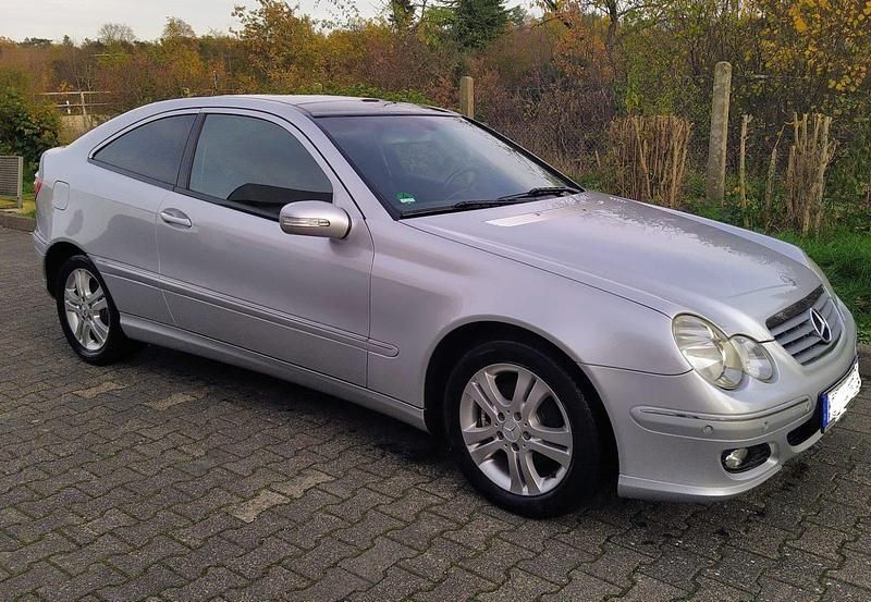 Grau Gebraucht 2005 Mercedes 180 Limousine | 5.250 € - Bild 1/4